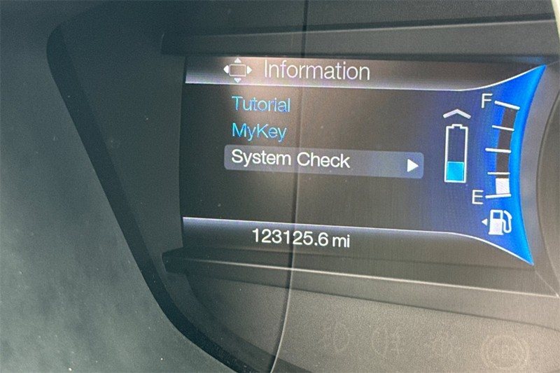 Ford Fusion Energi Vehicle Full-screen Gallery Image 22