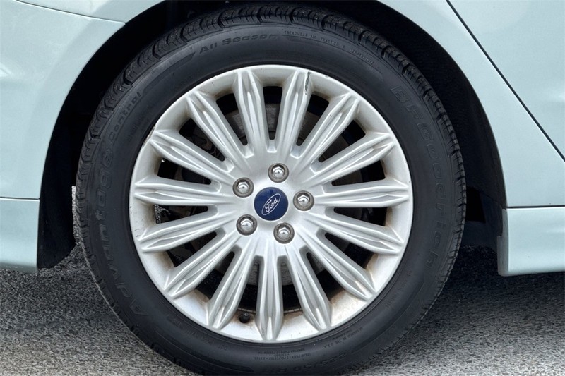 Ford Fusion Energi Vehicle Full-screen Gallery Image 23