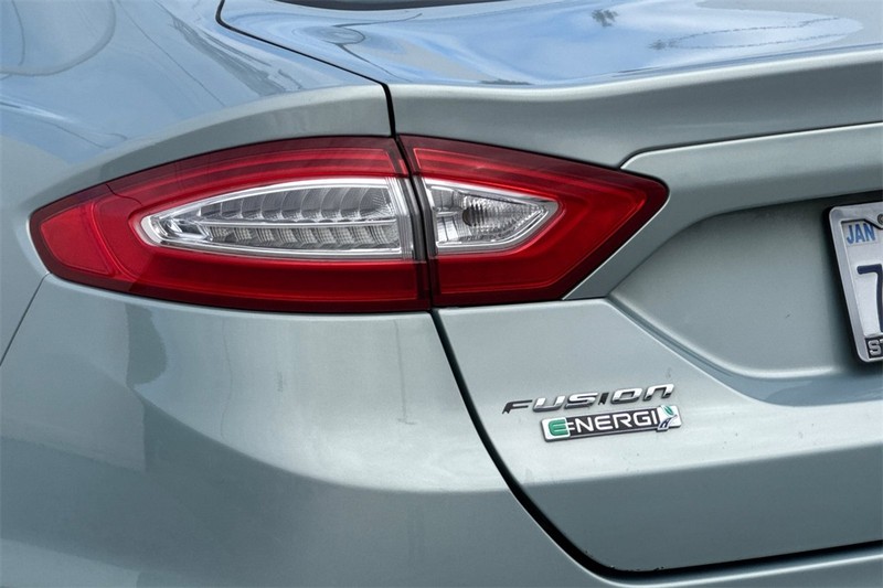 Ford Fusion Energi Vehicle Full-screen Gallery Image 24