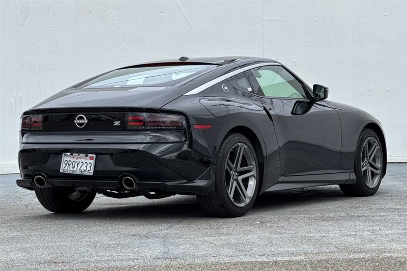 Nissan Z Vehicle Full-screen Gallery Image 04