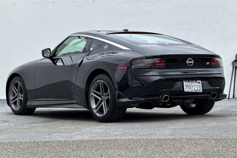 Nissan Z Vehicle Full-screen Gallery Image 06