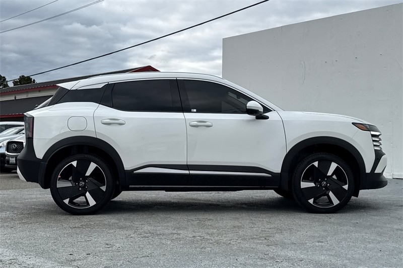 Nissan Kicks Vehicle Full-screen Gallery Image 03