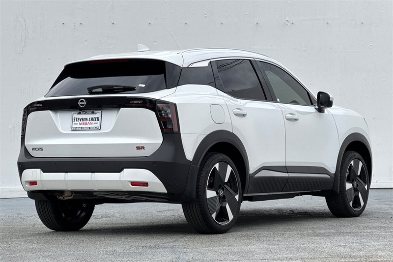 Nissan Kicks Vehicle Full-screen Gallery Image 04