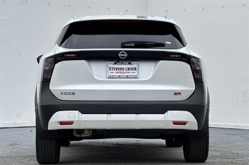 Nissan Kicks Vehicle Full-screen Gallery Image 05