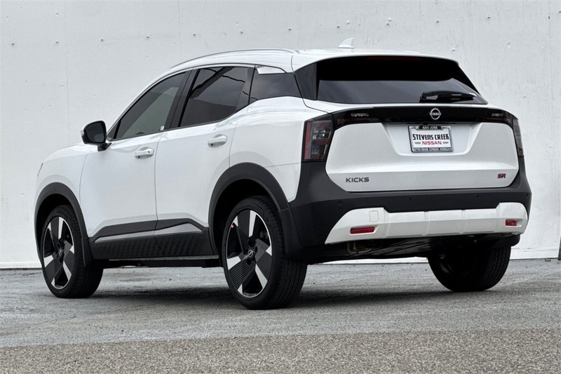 Nissan Kicks Vehicle Full-screen Gallery Image 06