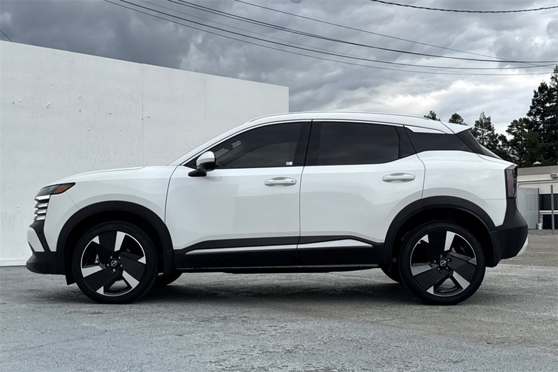 Nissan Kicks Vehicle Full-screen Gallery Image 07