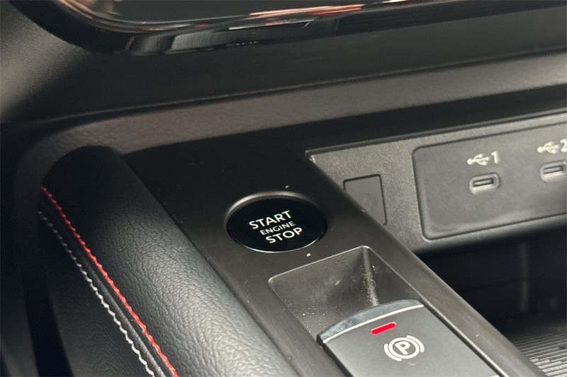 Nissan Kicks Vehicle Full-screen Gallery Image 21