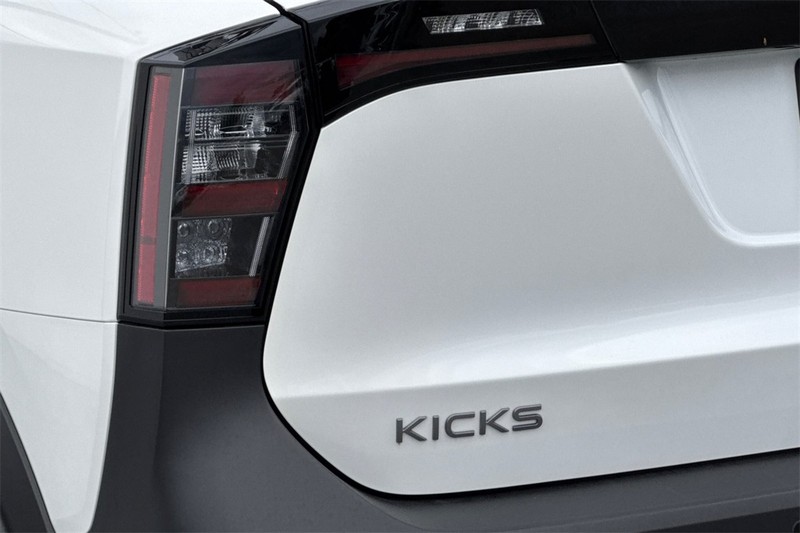 Nissan Kicks Vehicle Full-screen Gallery Image 26
