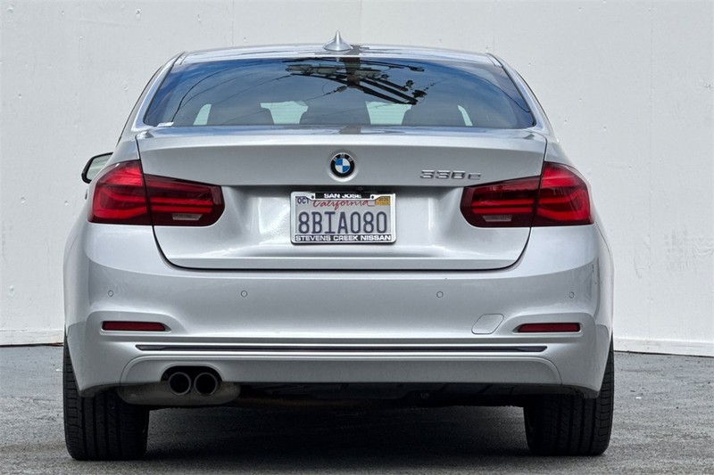 BMW 3 Series Vehicle Full-screen Gallery Image 03