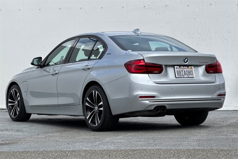 BMW 3 Series Vehicle Full-screen Gallery Image 04