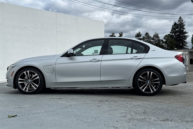 BMW 3 Series Vehicle Full-screen Gallery Image 05