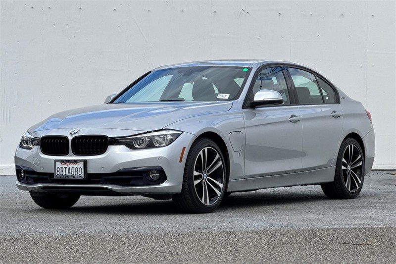 BMW 3 Series Vehicle Full-screen Gallery Image 06