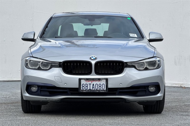 BMW 3 Series Vehicle Full-screen Gallery Image 07