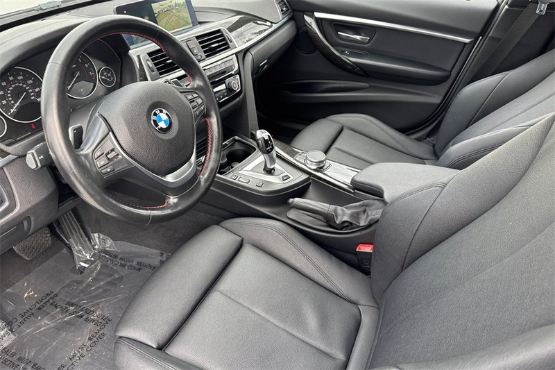 BMW 3 Series Vehicle Full-screen Gallery Image 08