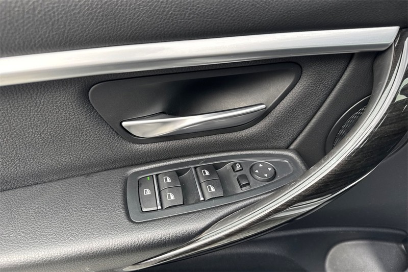 BMW 3 Series Vehicle Full-screen Gallery Image 09