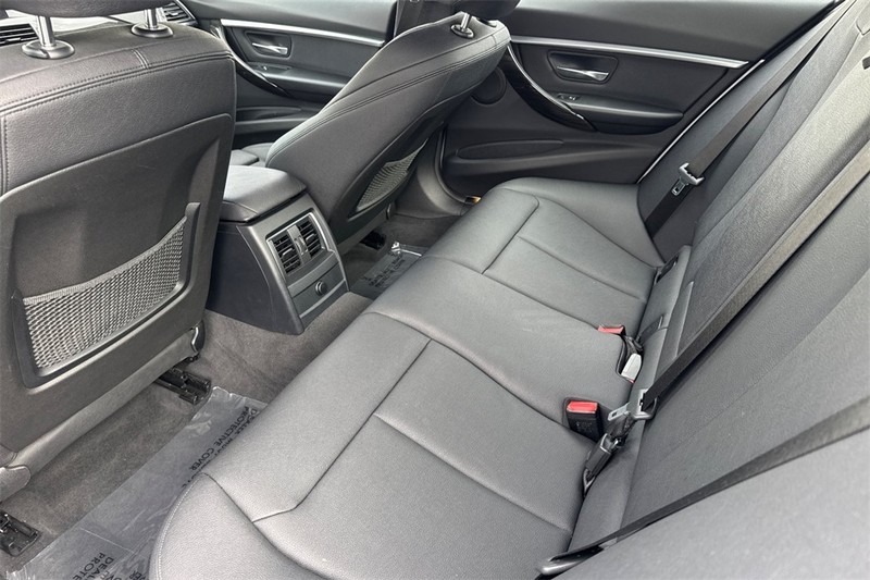 BMW 3 Series Vehicle Full-screen Gallery Image 10