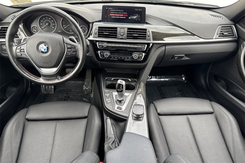 BMW 3 Series Vehicle Full-screen Gallery Image 11