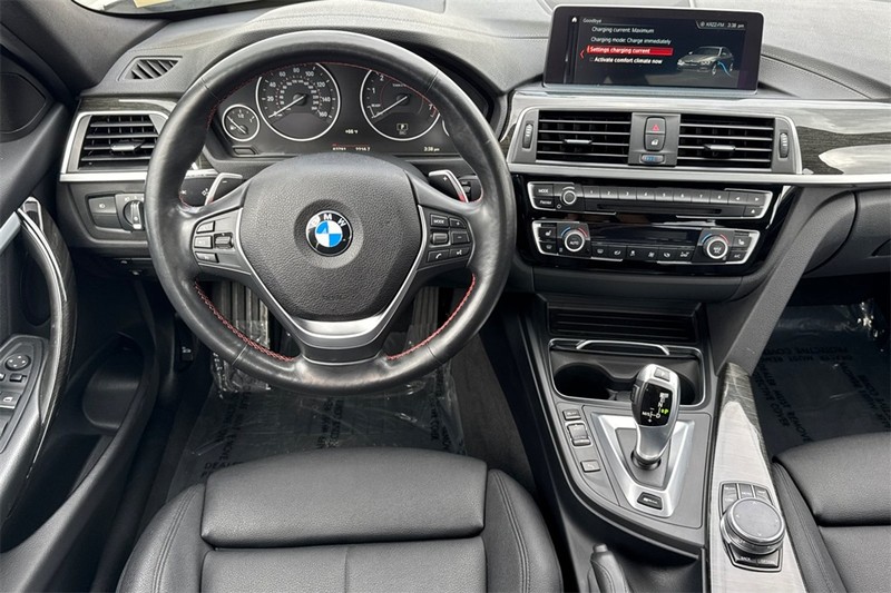 BMW 3 Series Vehicle Full-screen Gallery Image 12