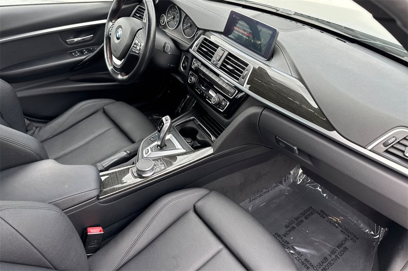 BMW 3 Series Vehicle Full-screen Gallery Image 13