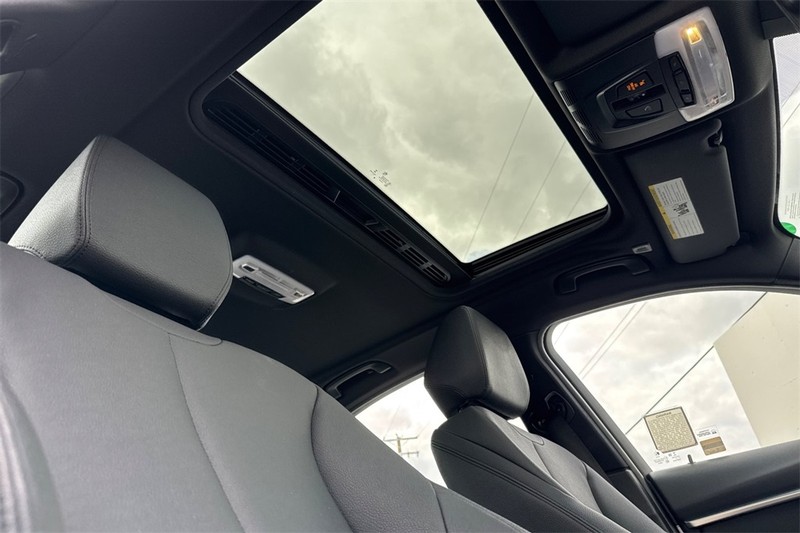 BMW 3 Series Vehicle Full-screen Gallery Image 14