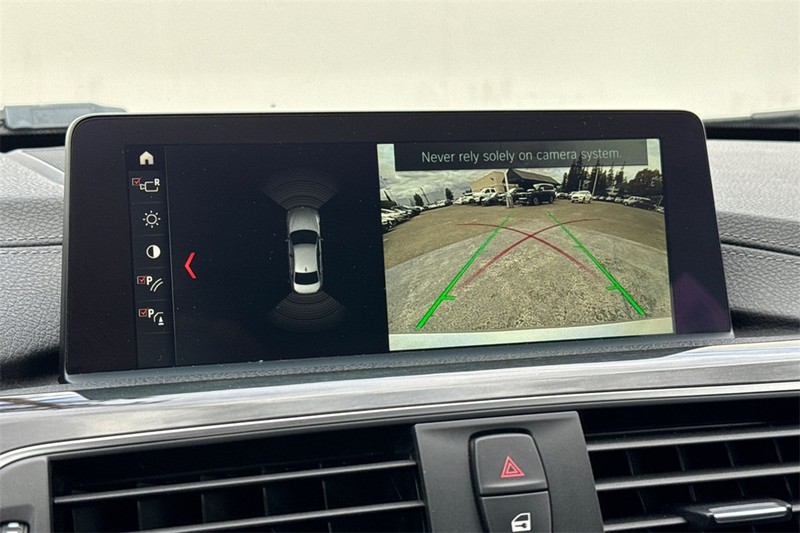 BMW 3 Series Vehicle Full-screen Gallery Image 17