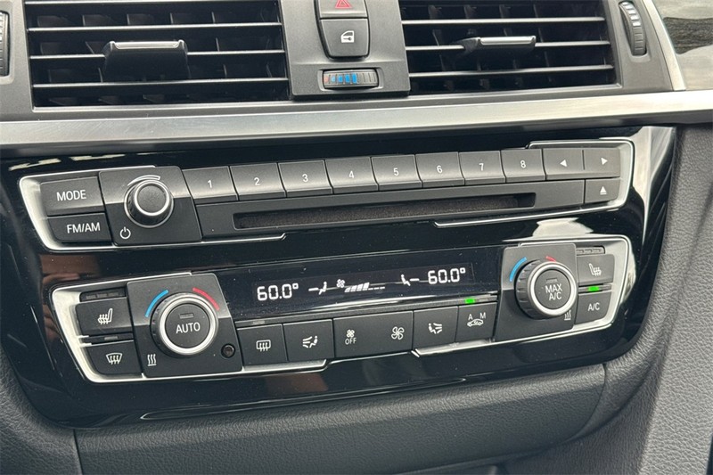 BMW 3 Series Vehicle Full-screen Gallery Image 18