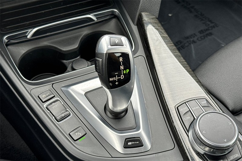 BMW 3 Series Vehicle Full-screen Gallery Image 19