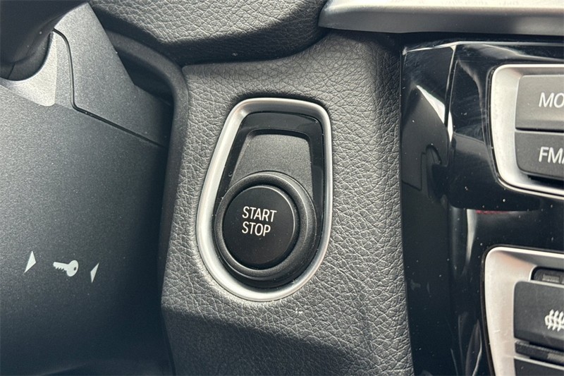 BMW 3 Series Vehicle Full-screen Gallery Image 20