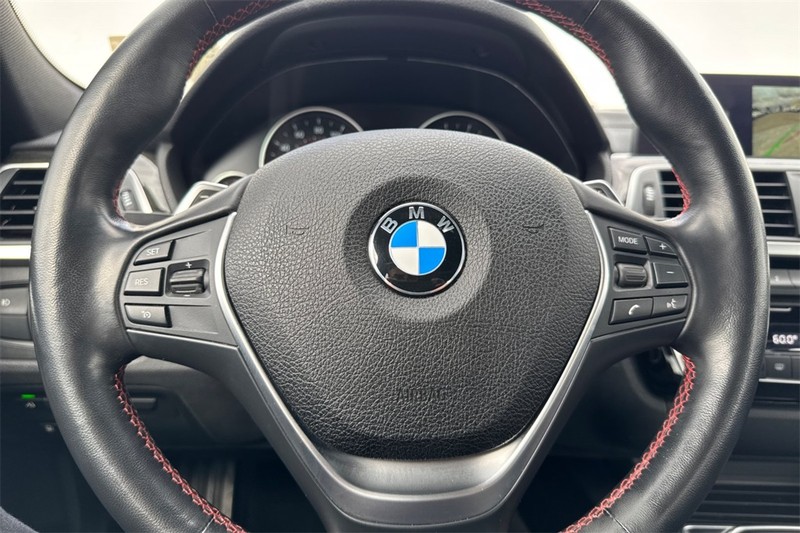 BMW 3 Series Vehicle Full-screen Gallery Image 21