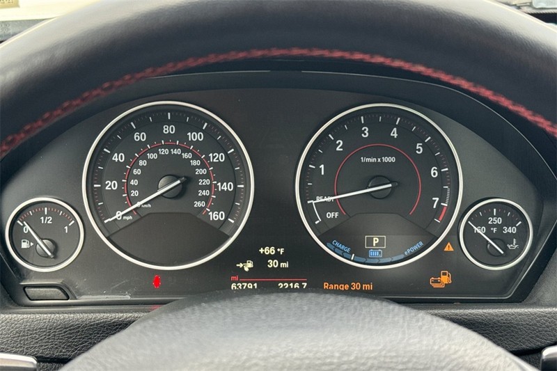 BMW 3 Series Vehicle Full-screen Gallery Image 22