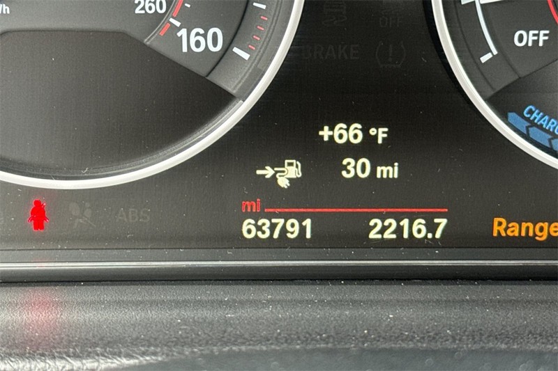 BMW 3 Series Vehicle Full-screen Gallery Image 23