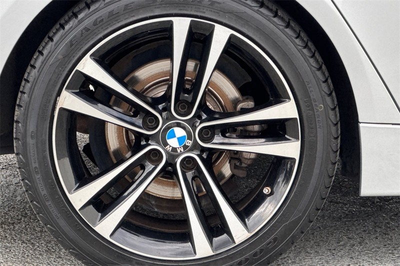 BMW 3 Series Vehicle Full-screen Gallery Image 24