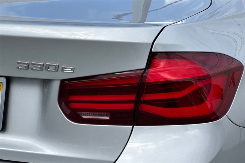 BMW 3 Series Vehicle Full-screen Gallery Image 25