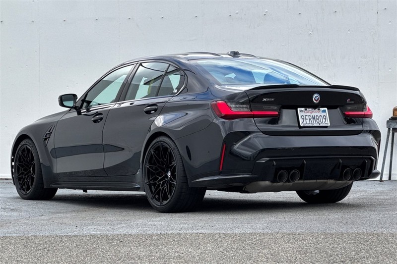 BMW M3 Vehicle Full-screen Gallery Image 06