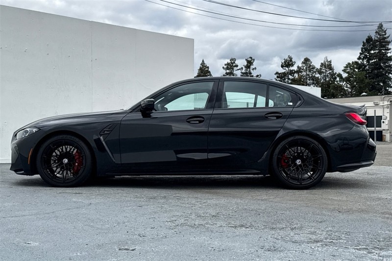 BMW M3 Vehicle Full-screen Gallery Image 07