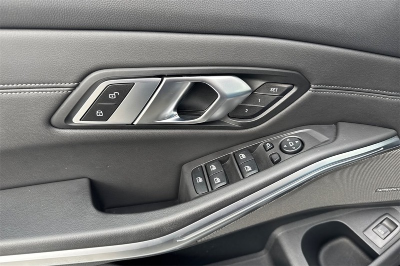 BMW M3 Vehicle Full-screen Gallery Image 11