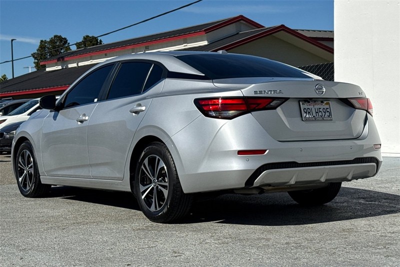 Nissan Sentra Vehicle Full-screen Gallery Image 06