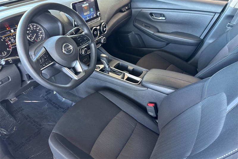 Nissan Sentra Vehicle Full-screen Gallery Image 10