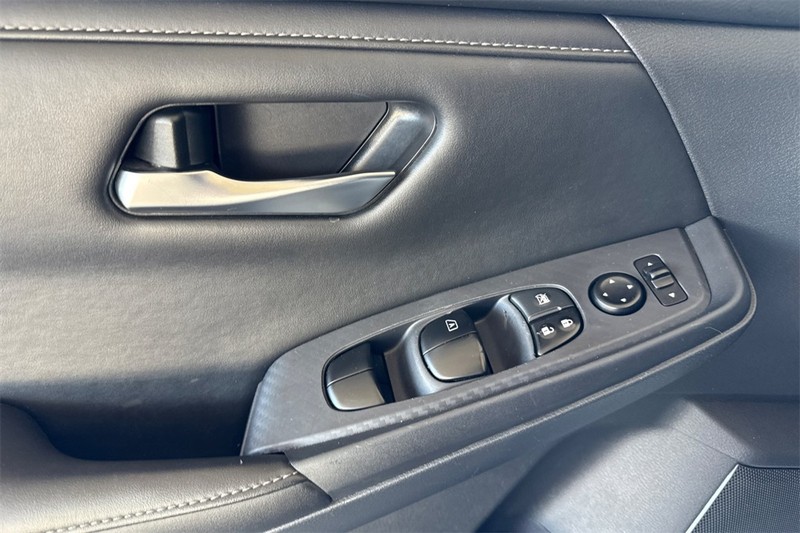 Nissan Sentra Vehicle Full-screen Gallery Image 11