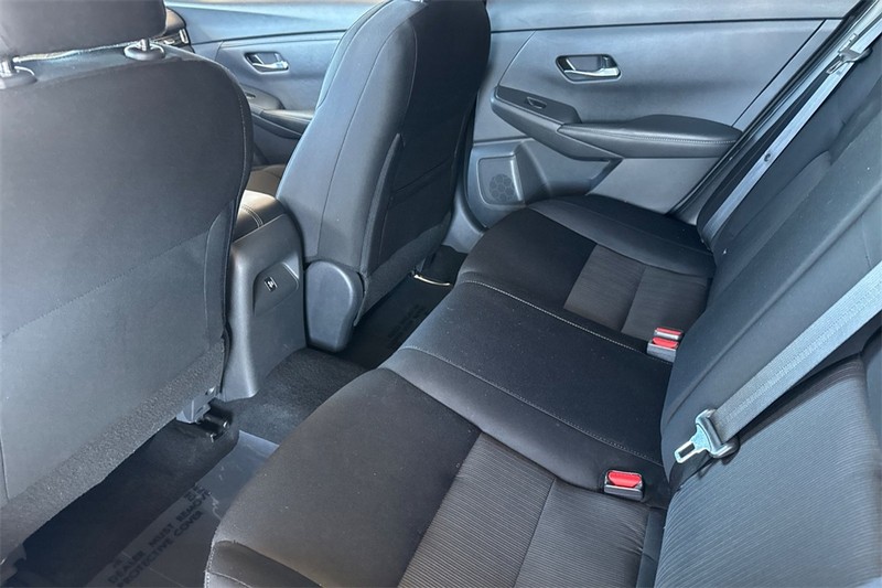 Nissan Sentra Vehicle Full-screen Gallery Image 12