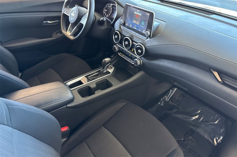 Nissan Sentra Vehicle Full-screen Gallery Image 15