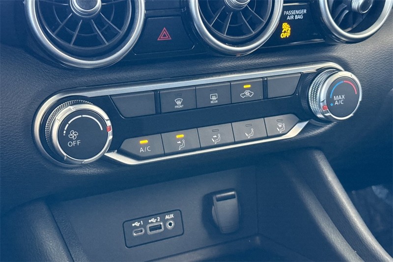 Nissan Sentra Vehicle Full-screen Gallery Image 19