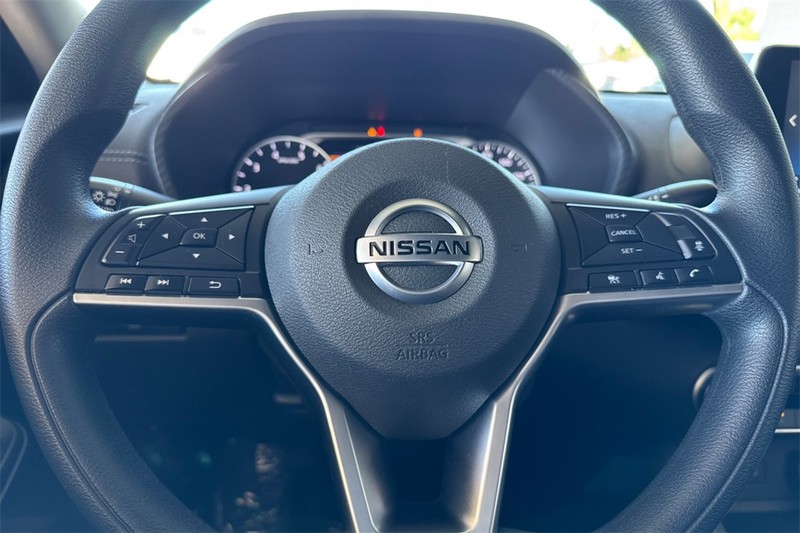 Nissan Sentra Vehicle Full-screen Gallery Image 22