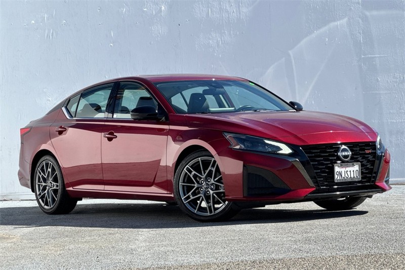 Nissan Altima Vehicle Full-screen Gallery Image 02