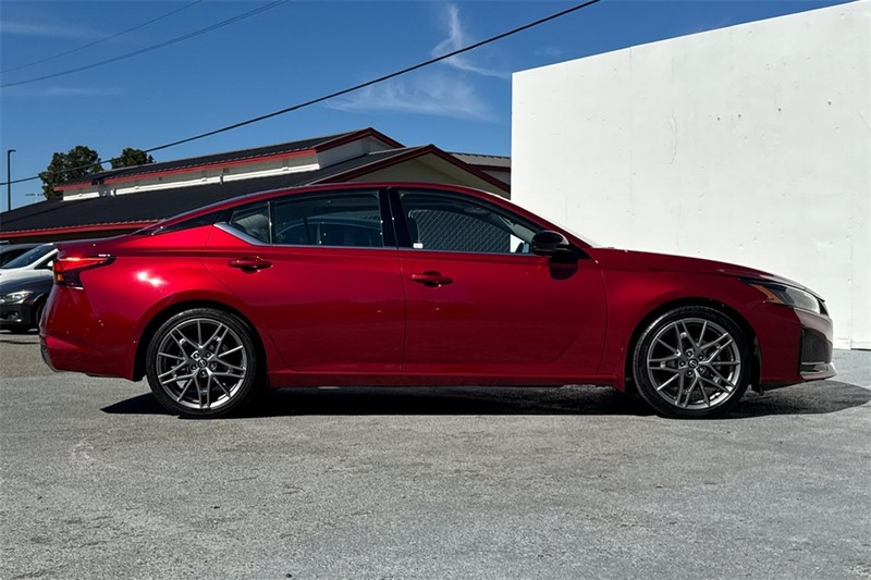 Nissan Altima Vehicle Full-screen Gallery Image 03