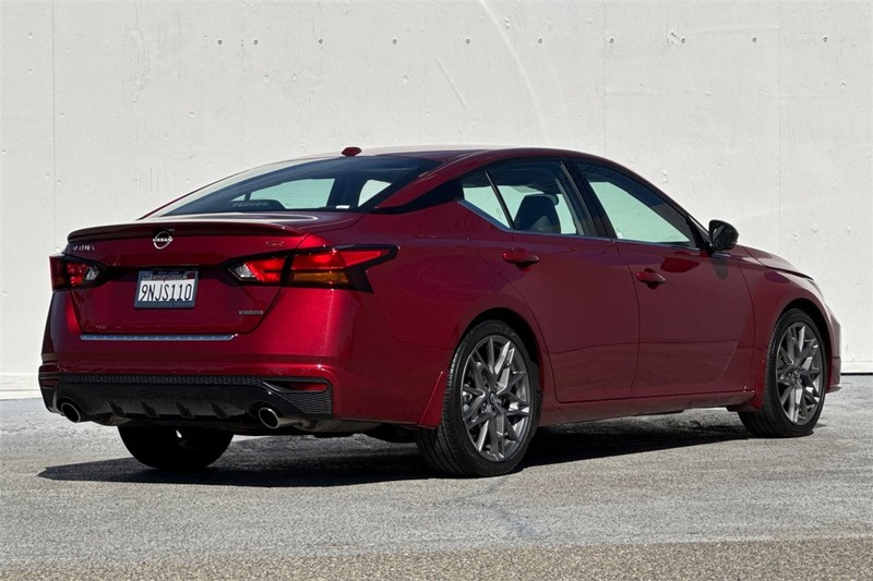 Nissan Altima Vehicle Full-screen Gallery Image 04