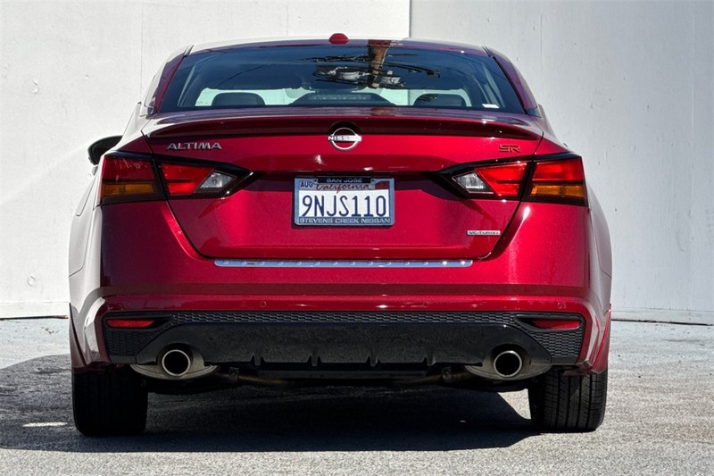 Nissan Altima Vehicle Full-screen Gallery Image 05