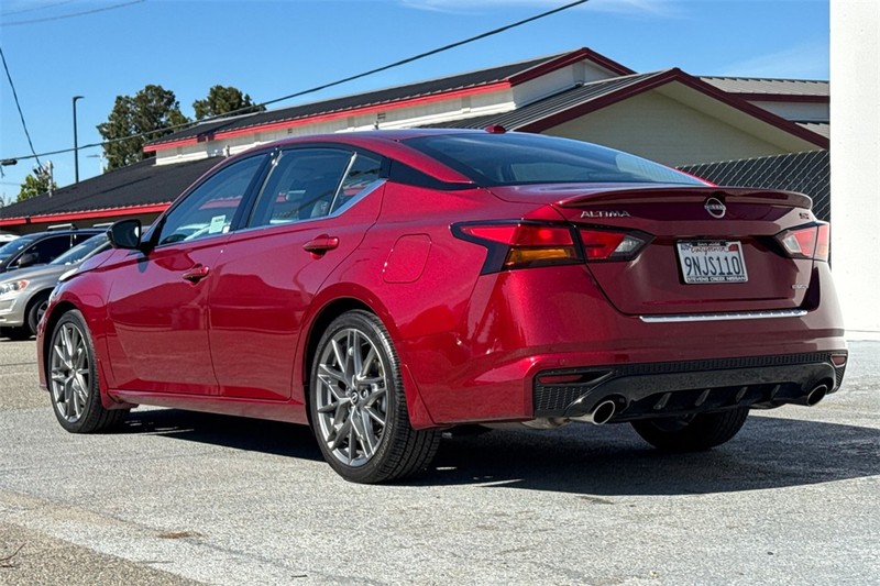 Nissan Altima Vehicle Full-screen Gallery Image 07