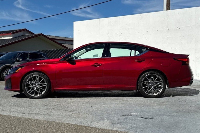 Nissan Altima Vehicle Full-screen Gallery Image 08