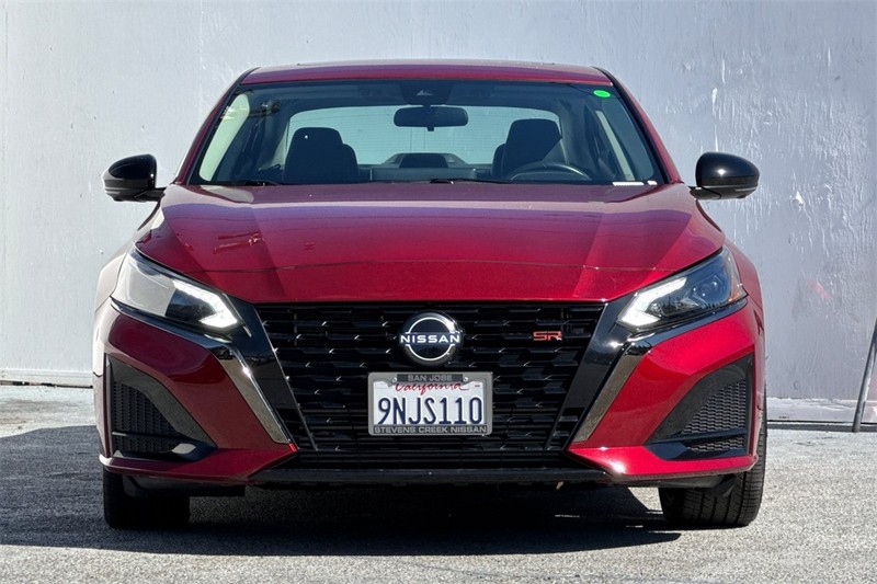 Nissan Altima Vehicle Full-screen Gallery Image 10